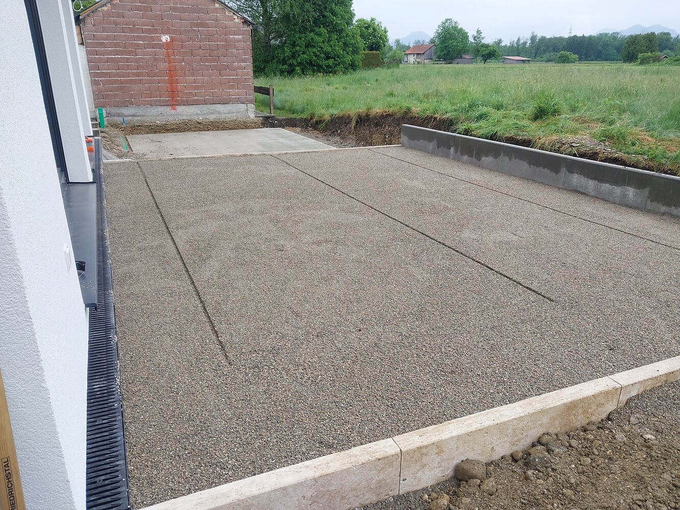 Natursteinmauer und Außenanlage