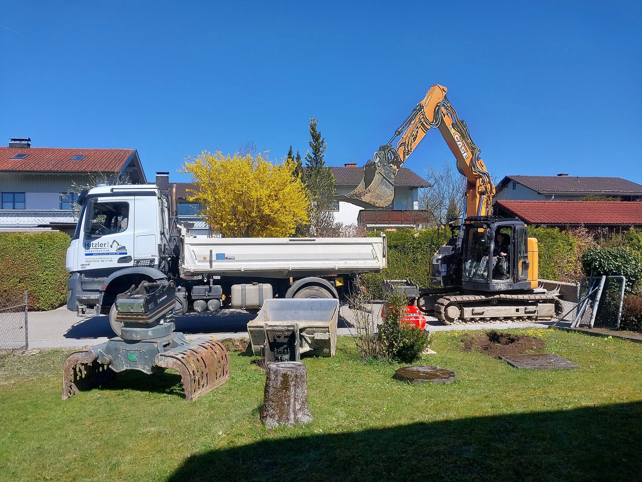 Bagger der Hitzler GmbH bei Erdarbeiten