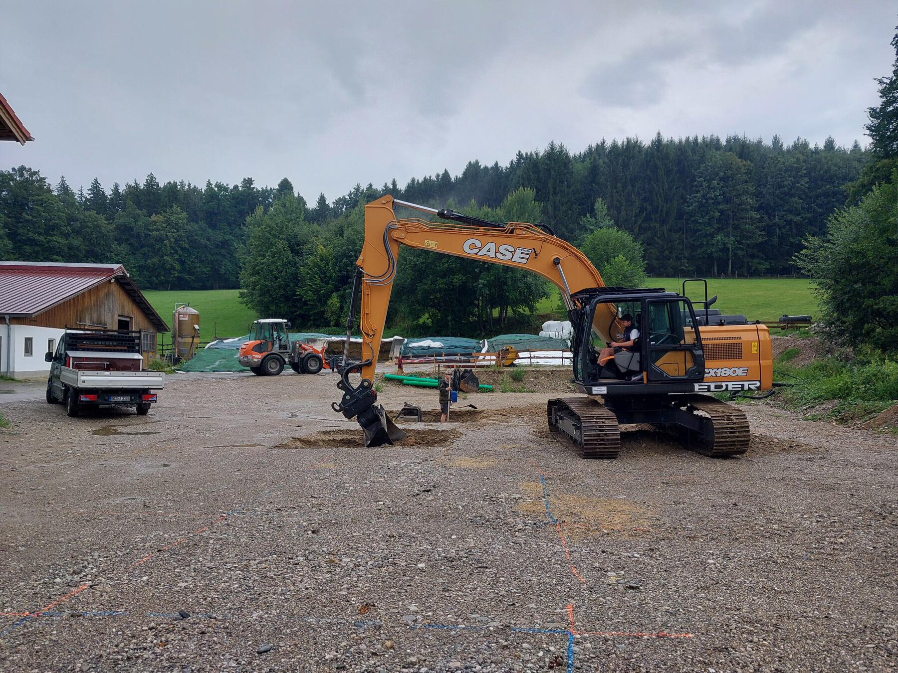 Großer Raupenbagger der Hitzler GmbH im Baustelleneinsatz
