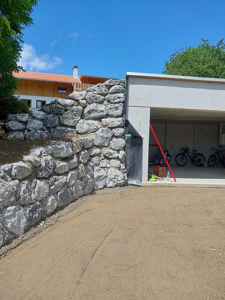 Natursteinmauer am Gebäude